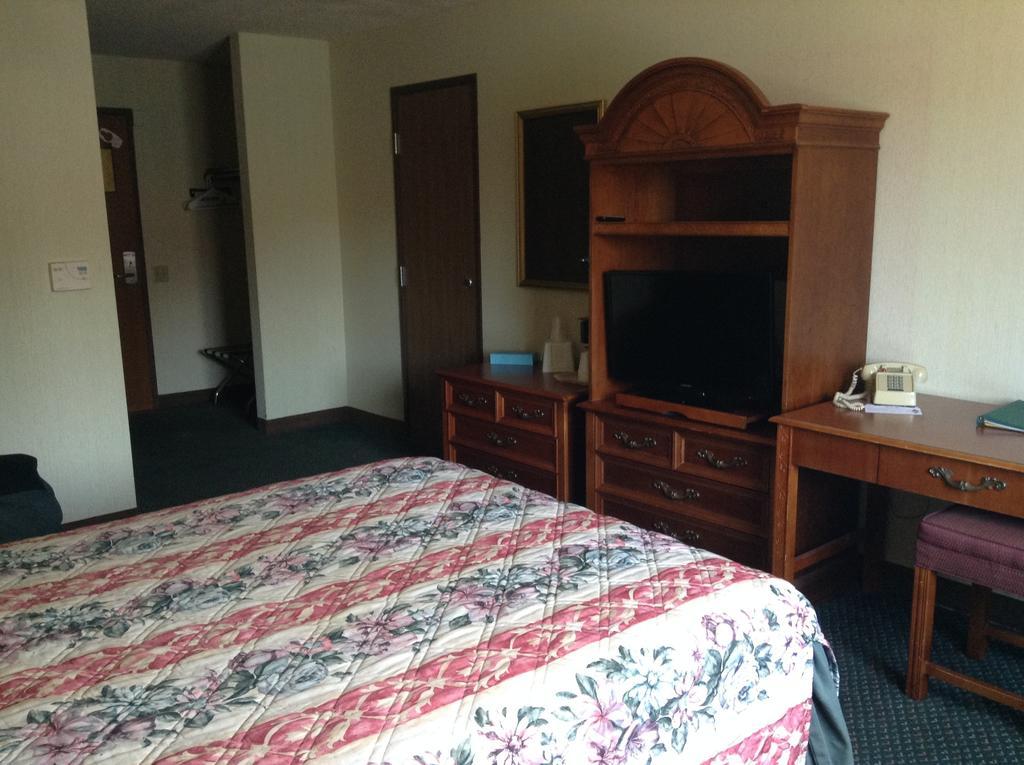 Americinn And Suites By Wyndham Delafield-Waukesha-Milwaukee Ngoại thất bức ảnh