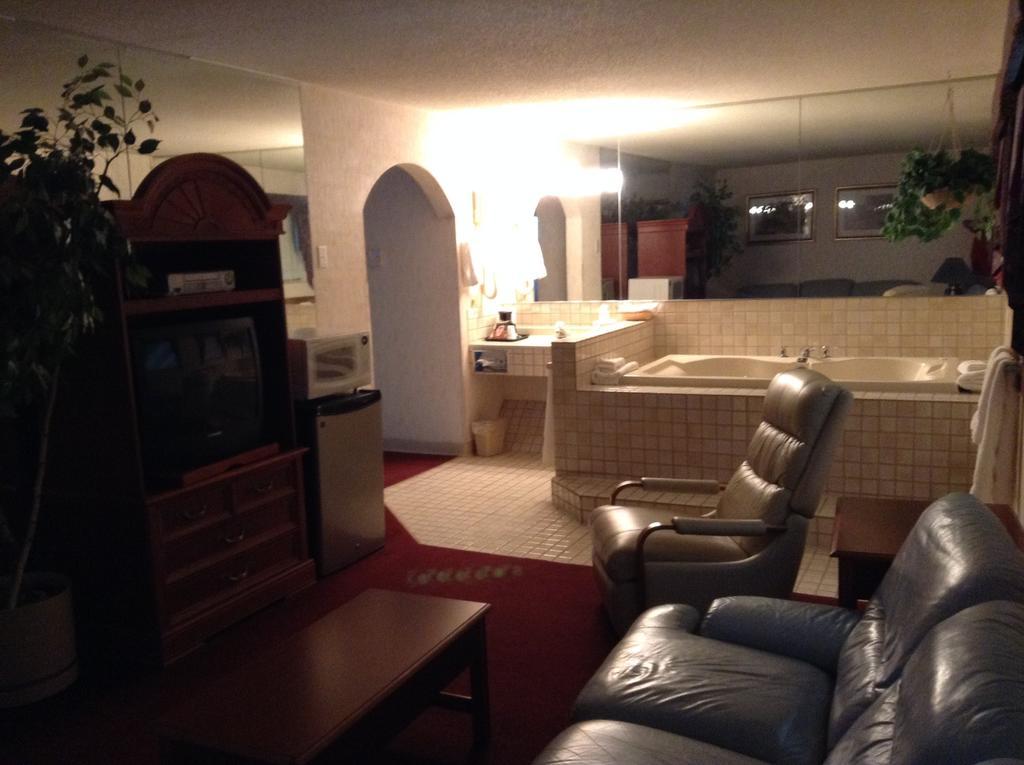 Americinn And Suites By Wyndham Delafield-Waukesha-Milwaukee Ngoại thất bức ảnh