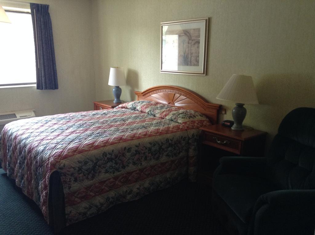 Americinn And Suites By Wyndham Delafield-Waukesha-Milwaukee Ngoại thất bức ảnh