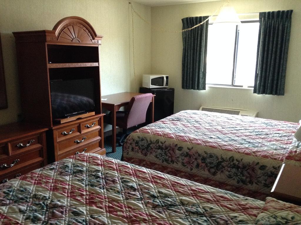 Americinn And Suites By Wyndham Delafield-Waukesha-Milwaukee Ngoại thất bức ảnh