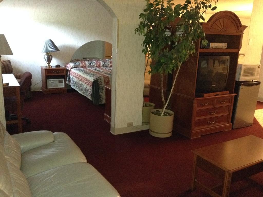 Americinn And Suites By Wyndham Delafield-Waukesha-Milwaukee Ngoại thất bức ảnh
