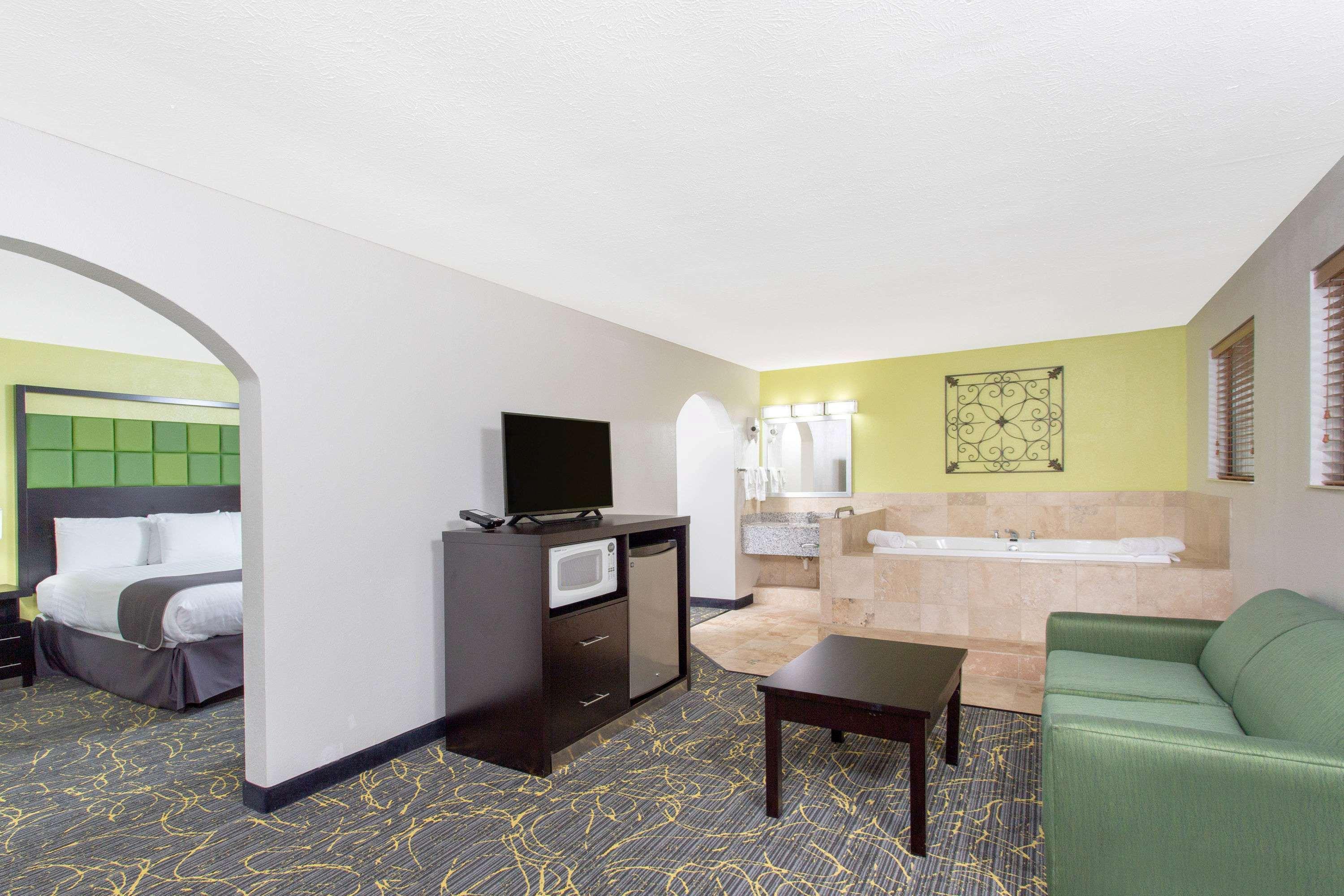 Americinn And Suites By Wyndham Delafield-Waukesha-Milwaukee Ngoại thất bức ảnh