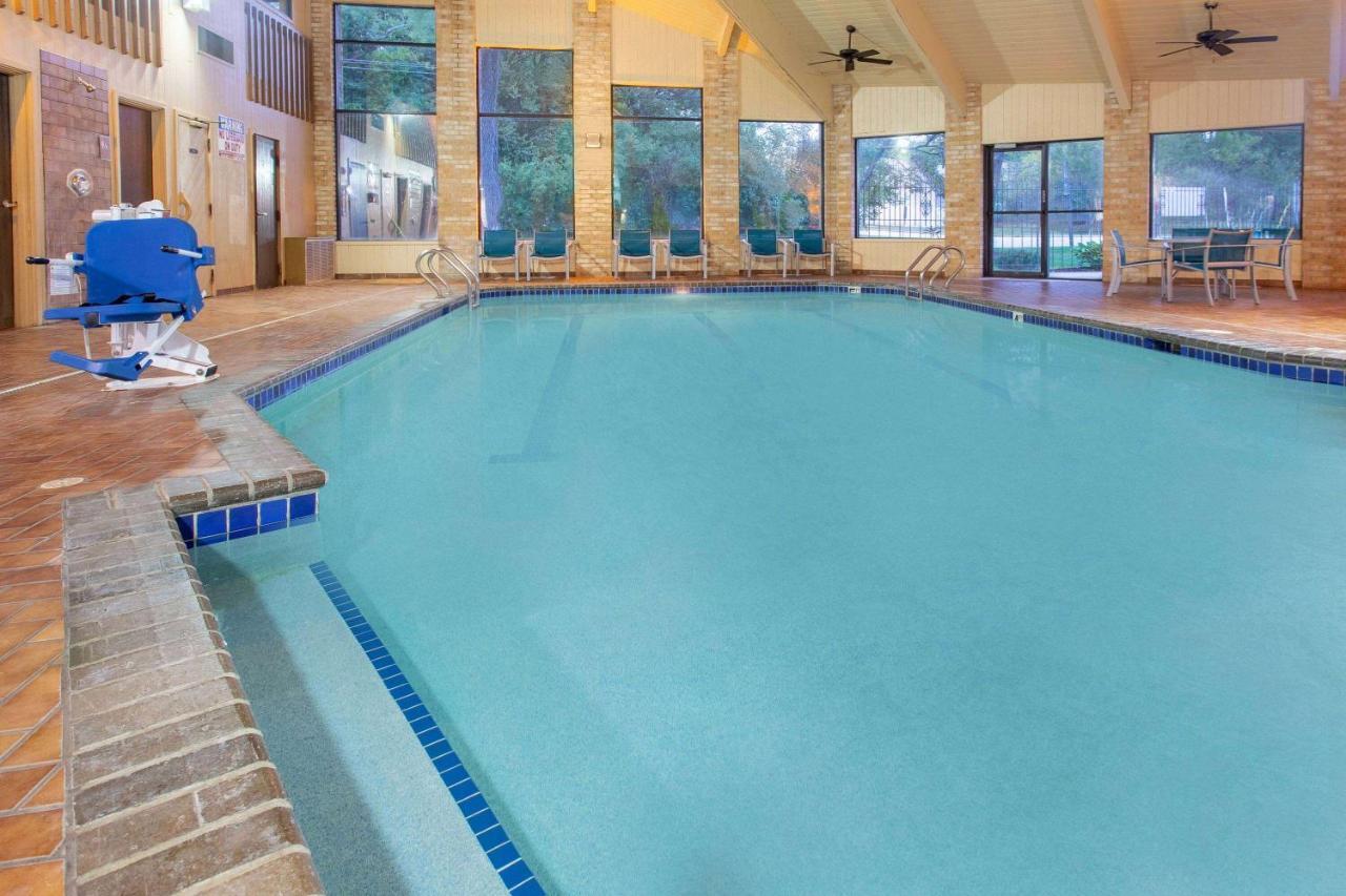 Americinn And Suites By Wyndham Delafield-Waukesha-Milwaukee Ngoại thất bức ảnh
