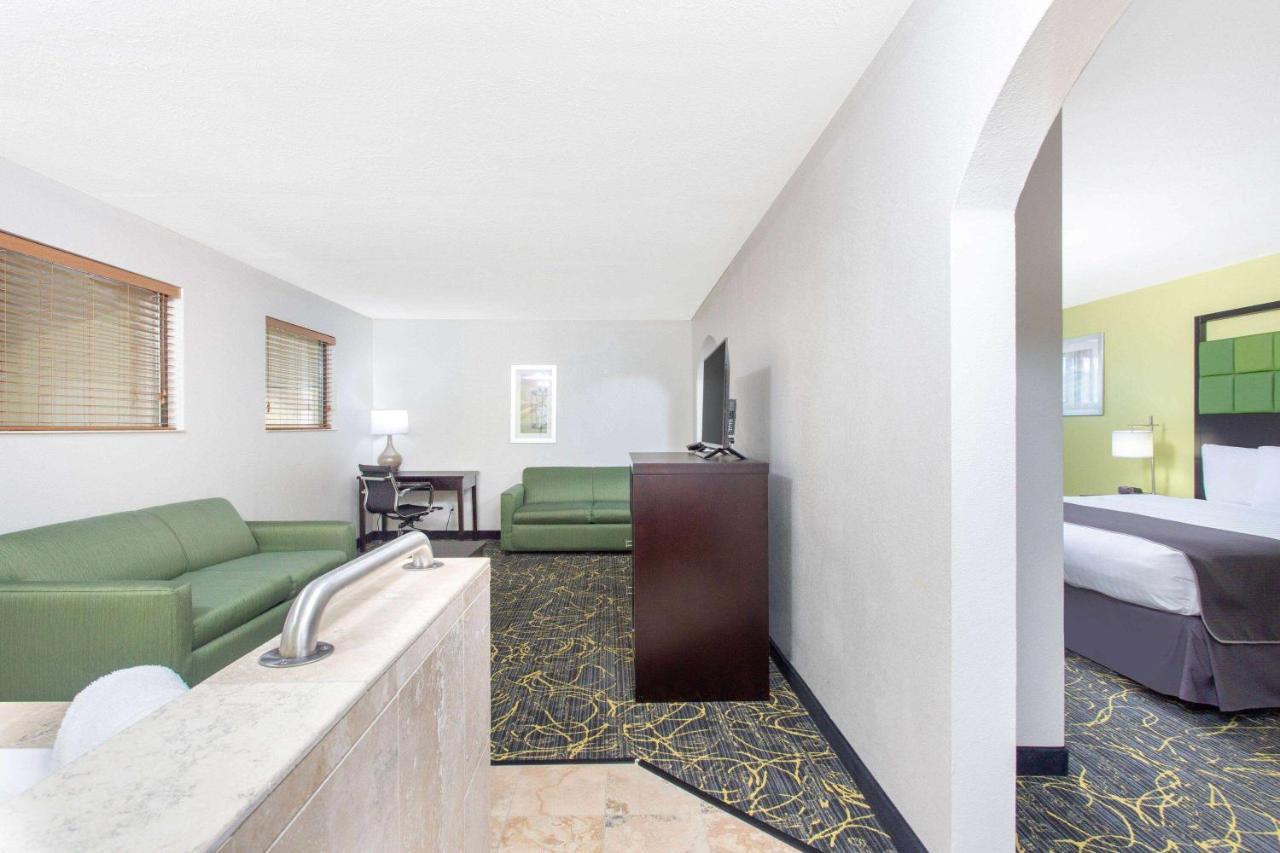 Americinn And Suites By Wyndham Delafield-Waukesha-Milwaukee Ngoại thất bức ảnh