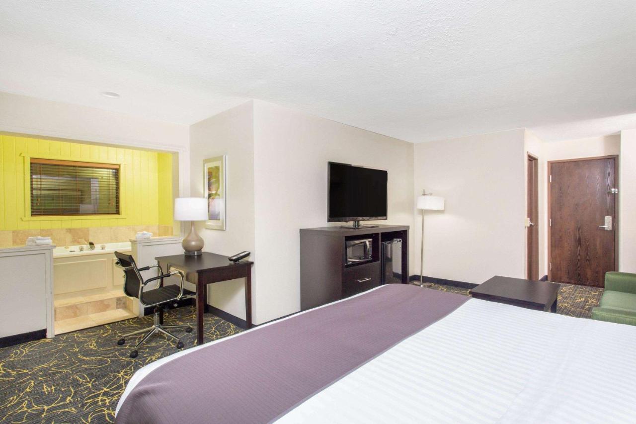 Americinn And Suites By Wyndham Delafield-Waukesha-Milwaukee Ngoại thất bức ảnh