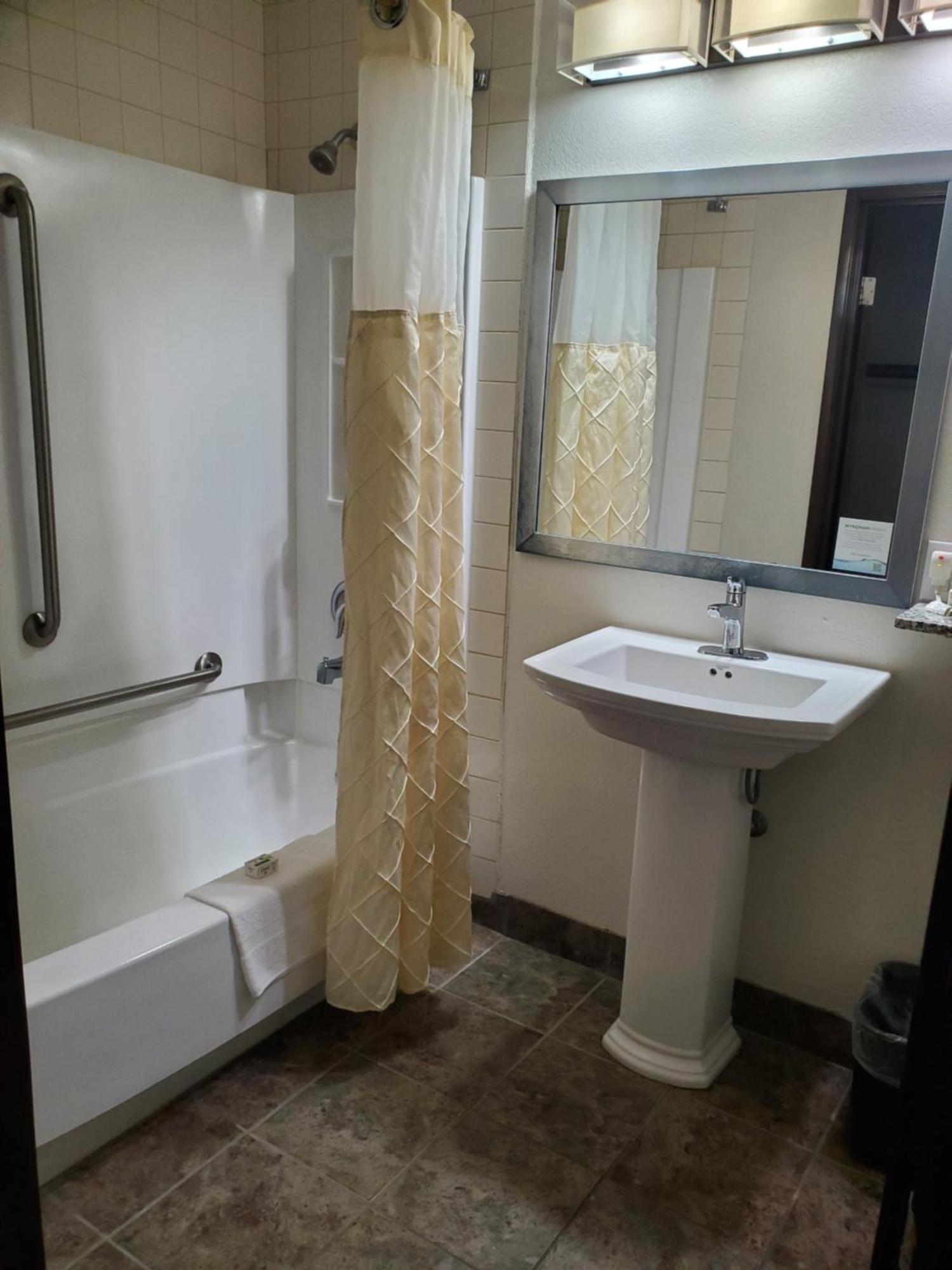 Americinn And Suites By Wyndham Delafield-Waukesha-Milwaukee Ngoại thất bức ảnh