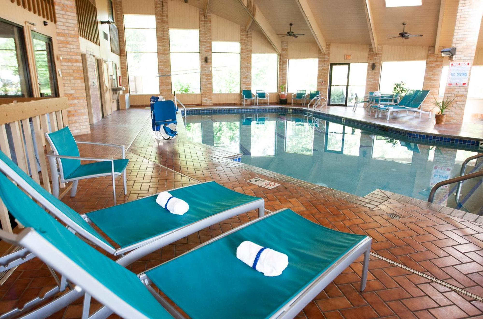 Americinn And Suites By Wyndham Delafield-Waukesha-Milwaukee Ngoại thất bức ảnh