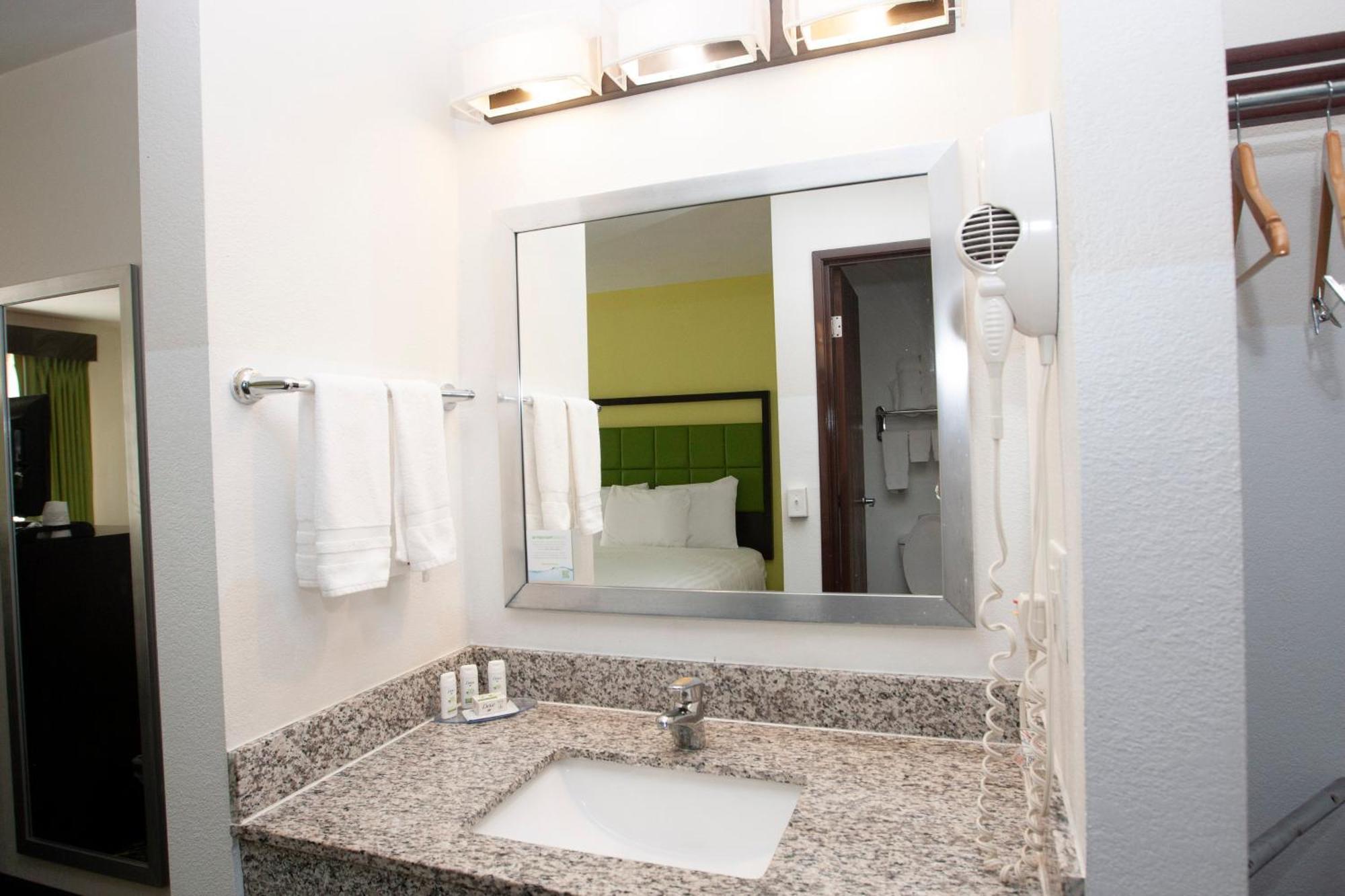 Americinn And Suites By Wyndham Delafield-Waukesha-Milwaukee Phòng bức ảnh