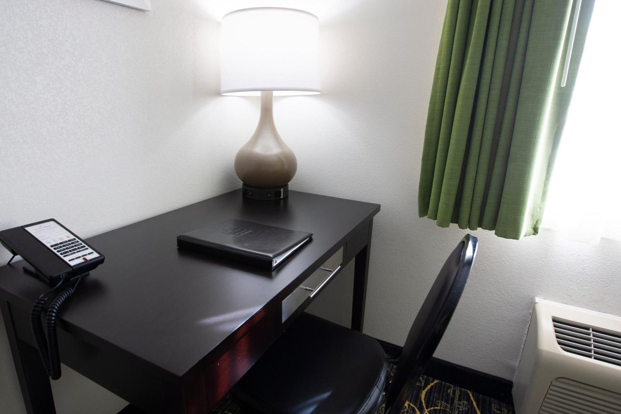 Americinn And Suites By Wyndham Delafield-Waukesha-Milwaukee Phòng bức ảnh