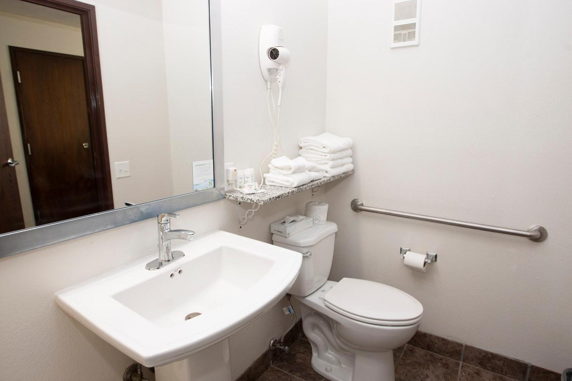 Americinn And Suites By Wyndham Delafield-Waukesha-Milwaukee Phòng bức ảnh