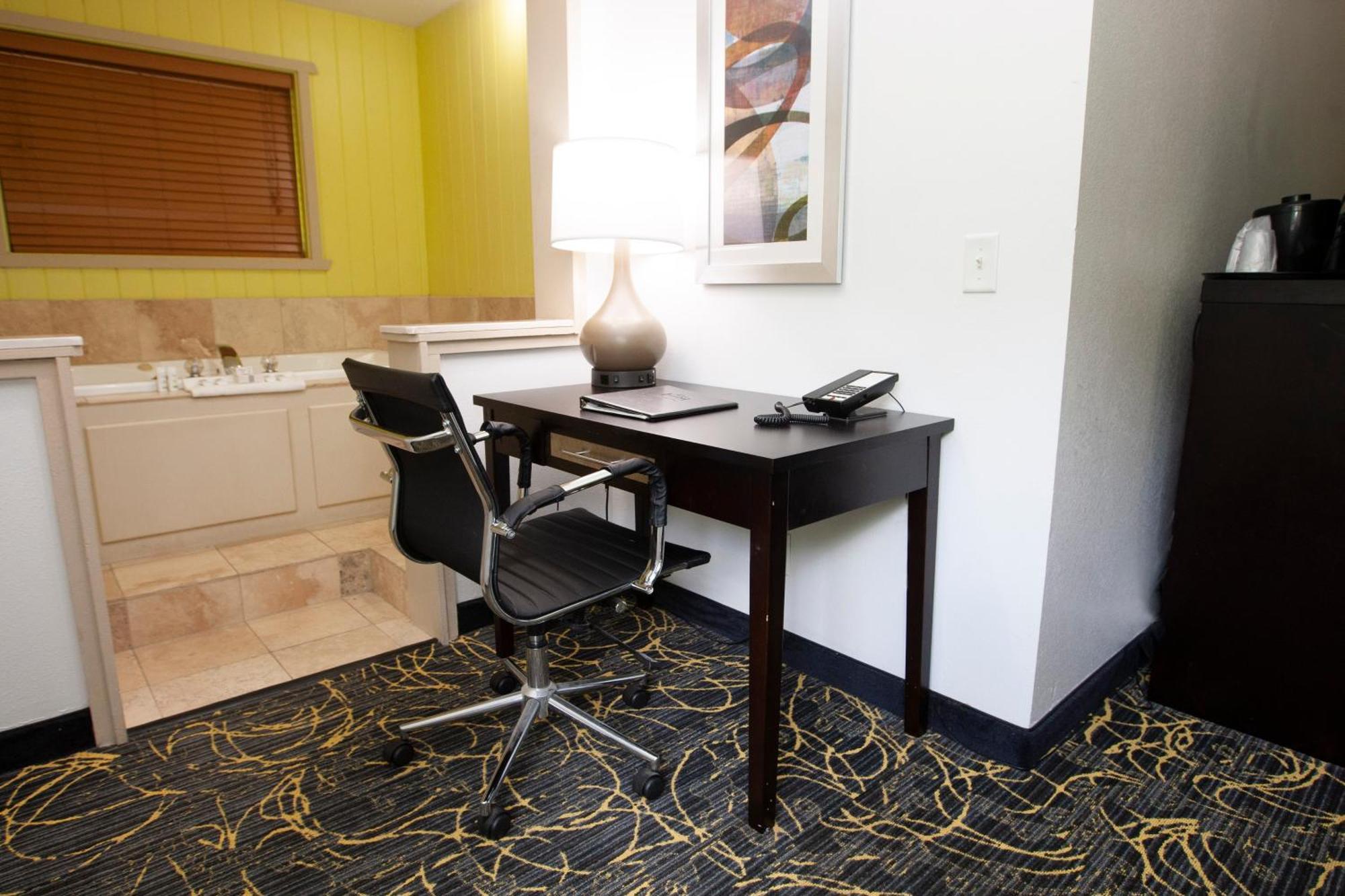 Americinn And Suites By Wyndham Delafield-Waukesha-Milwaukee Phòng bức ảnh