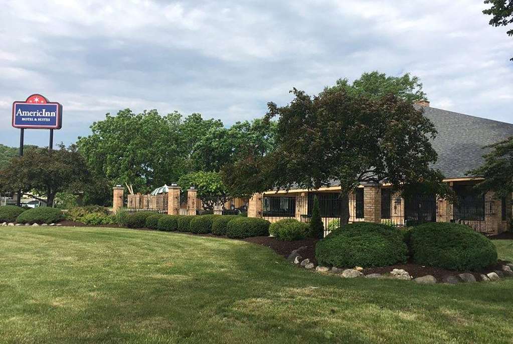 Americinn And Suites By Wyndham Delafield-Waukesha-Milwaukee Ngoại thất bức ảnh