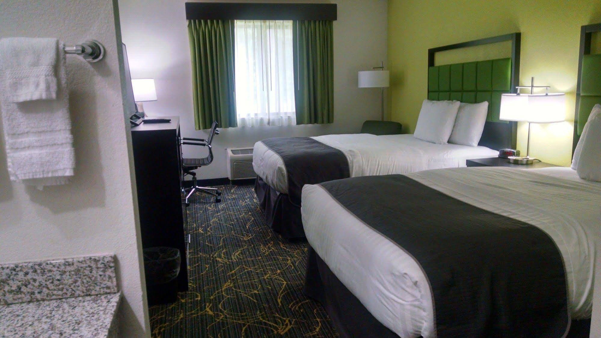 Americinn And Suites By Wyndham Delafield-Waukesha-Milwaukee Ngoại thất bức ảnh