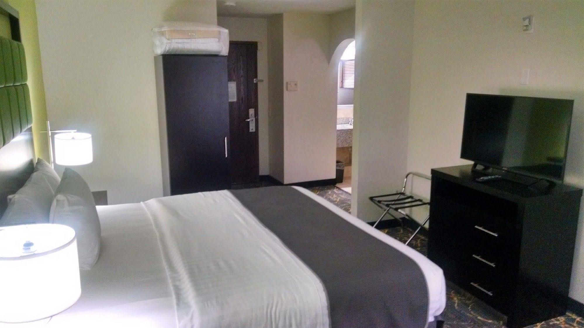 Americinn And Suites By Wyndham Delafield-Waukesha-Milwaukee Ngoại thất bức ảnh