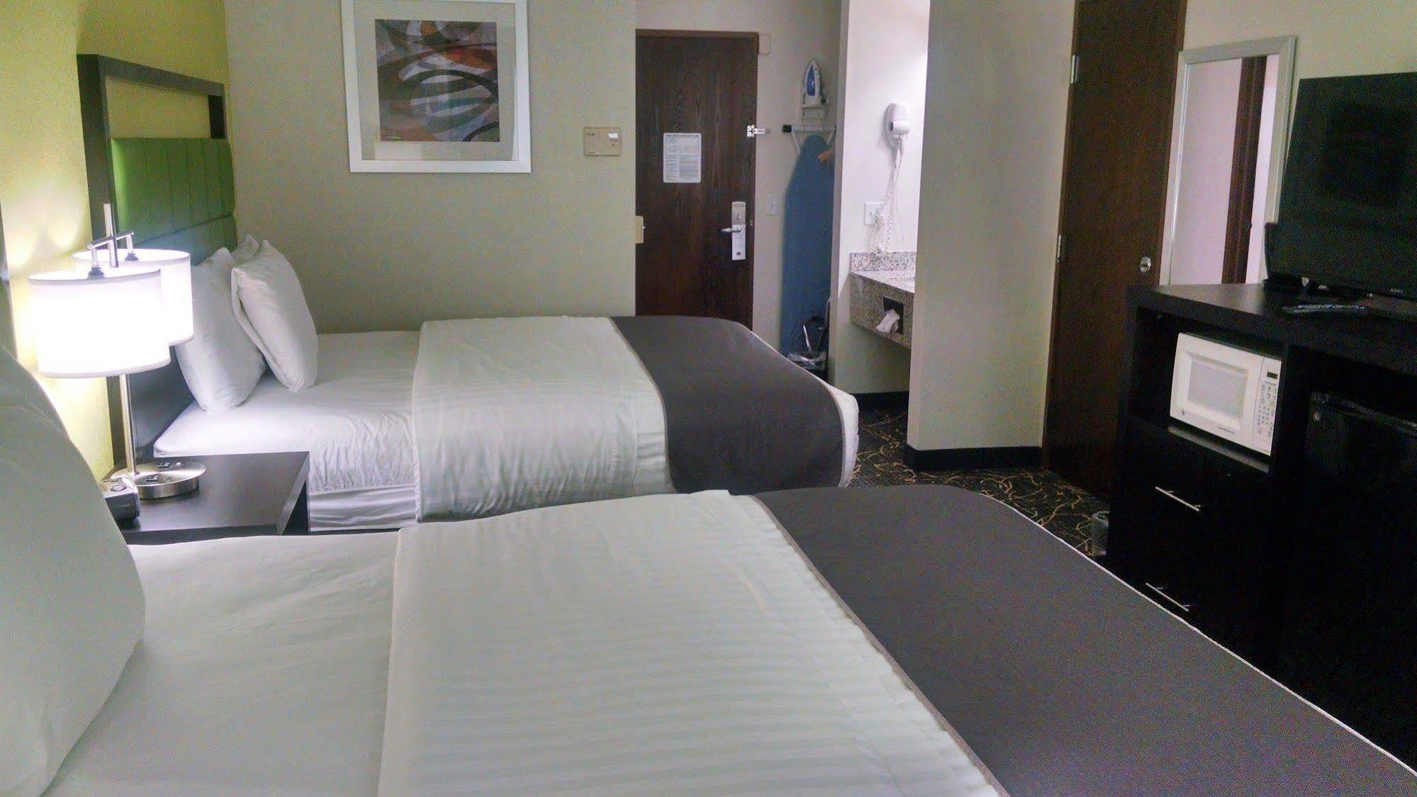 Americinn And Suites By Wyndham Delafield-Waukesha-Milwaukee Ngoại thất bức ảnh